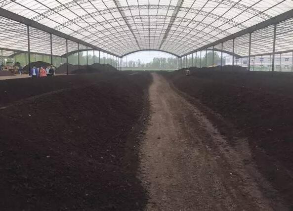 選有機肥設備犯難?鏈板翻堆機的優勢值得了解