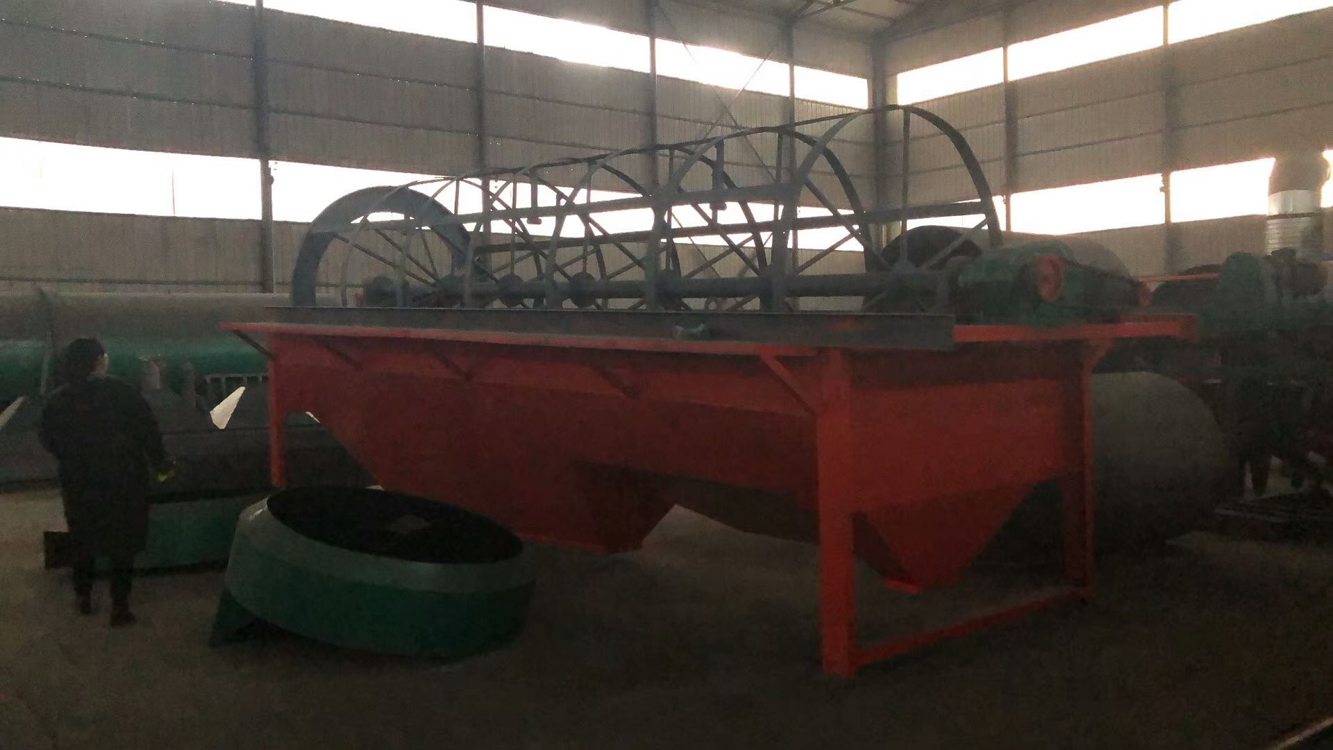 有機(jī)肥設(shè)備中如何分離肥料成品與返料？滾筒篩分機(jī)了解一下！